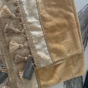 Croscill finger tip towel and hand towel.